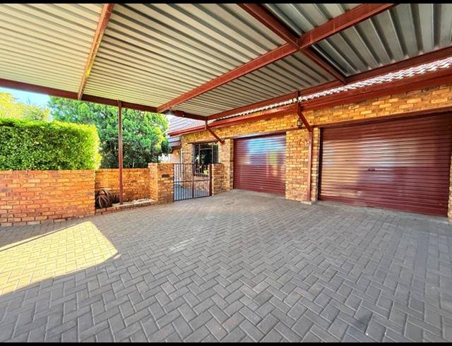 3 BEDROOM HOUSE FOR SALE IN VANDERBIJLPARK SE 2